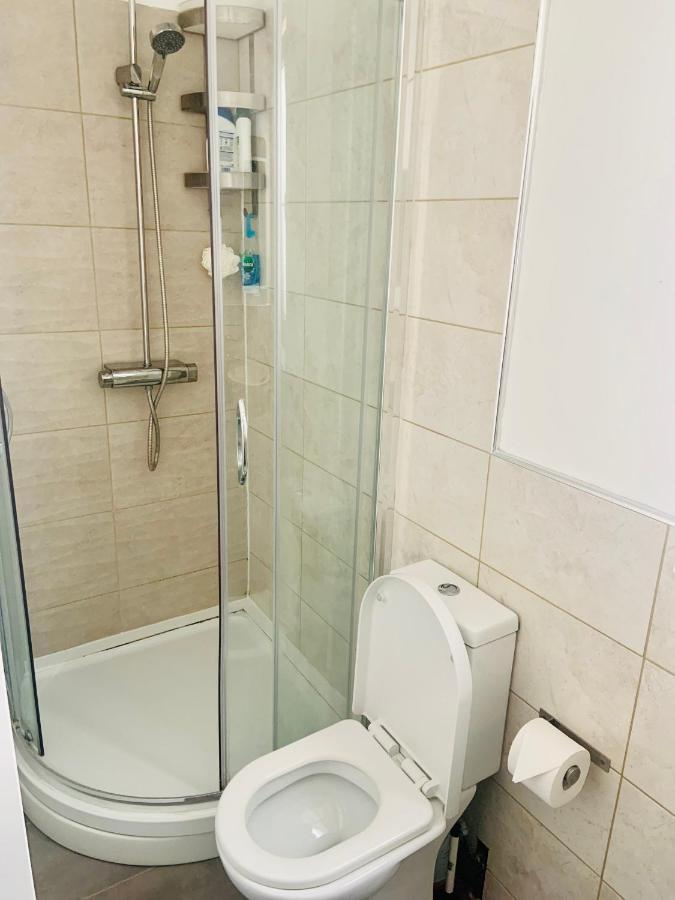 Beautiful Self Contained Studio Appartamento Londra Esterno foto