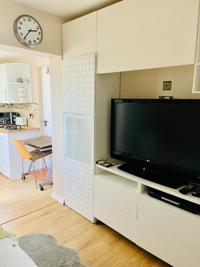 Beautiful Self Contained Studio Appartamento Londra Esterno foto